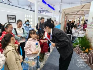 小记者体验非遗技艺 农博园上演文化互动盛宴