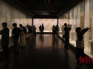 迎接国际博物馆日 市民游客走进故宫感受古代书画魅力