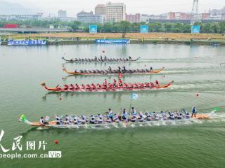 浙江温州：传统龙舟大赛举行