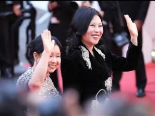 五年20万公里！“50岁自驾游阿姨”回应走戛纳红毯：希望越来越多的普通人被看见
