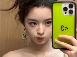 黄杨钿甜靠自己的收入，能买的起230万的耳环吗