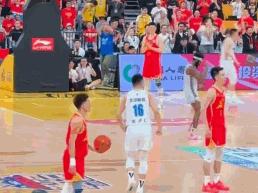 心里在想啥？孙铭徽大脚将球开飞时 胡金秋叉着腰目睹了全程