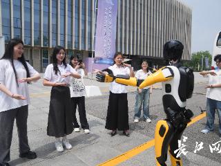 机器人 “起舞”，院士会场 “划重点”！这场活动让武汉青年直呼：“我为武汉感到骄傲”