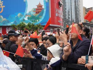 贵州民族团结大巡游｜清晨七点奔赴现场：九岁女孩的“民族服饰梦”