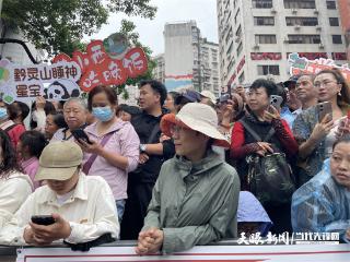 贵州民族团结大巡游｜外地游客凌晨抢占“C位”见证盛况