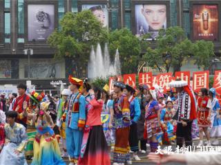 贵州民族团结大巡游｜直播拍巡游队伍被追问是“哪个景区”，贵州人的凡尔赛时刻：这是我家！