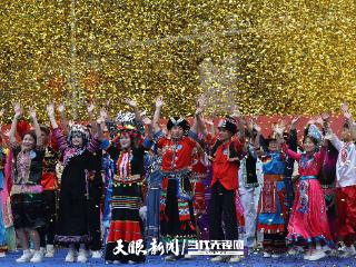 凌晨抢位！直播刷屏！贵州民族团结大巡游今日“燃爆”筑城