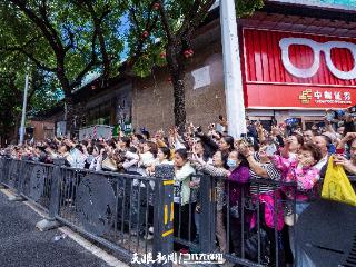 贵州民族团结大巡游｜游客提前蹲守 被人潮挤出来也开心