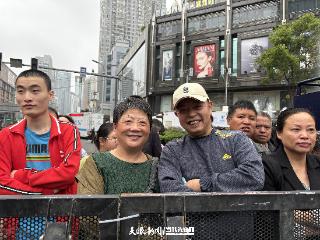 贵州民族团结大巡游｜70岁夫妻为看巡游改行程！“多彩贵州”实力圈粉，直呼“这趟太值了