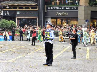 贵州民族团结大巡游 | 巡游活动现场执勤民警：“服务好保障好贵州文旅发展，我很自豪”