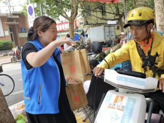 仙营街道秦庄社区开展“关爱新业态从业者安全出行”宣传活动
