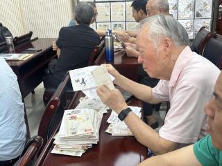 这群银发邮友研究封片戳20年，里面藏着中国邮政史密码