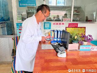 弓身丈量山路，跪姿托起健康——记日照乡村医生王远平的医者仁心
