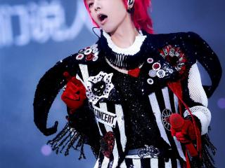 华晨宇火星演唱会青岛站热力开唱 一歌千面巡演舞台场场绝版