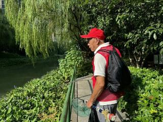 杭州大伯为家门口的河流写下绿色编年史