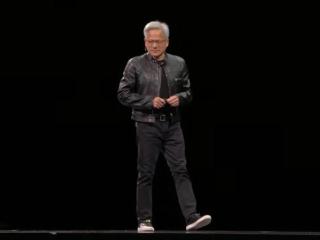 黄仁勋演讲现场用中文高喊大家好：透露父母也到场