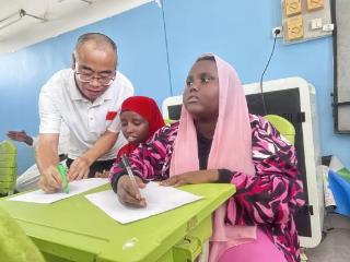 中国医生走进吉布提特殊儿童学校共庆节日