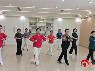 德州天衢新区长河街道星凯社区开展“舞动夕阳 绽放美丽”广场舞培训活动