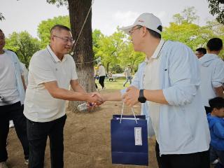 党建领航聚合力，广发银行潍坊分行举行10周年行庆健步走活动