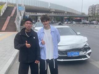 勿模仿！球迷撞车不忘与刘祝润合影：我是这么追星的，你们怎么追