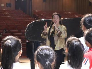 花腔女高音秦侃如泰山大剧院开讲：两小时公益课点亮声乐爱好者艺术梦