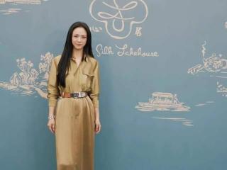 汤唯参加杭州活动后坐地铁穿百元裤，反差强烈，脸上还戴大牌口罩