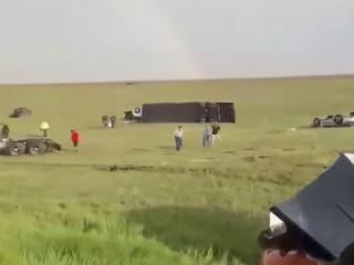 美国遭遇猛烈飓风袭击：公路上的大货车被吹烂刮报废