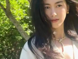 朱珠带女儿参加音乐诗会，3岁王珠宝长得像爸爸，黏人抢镜不怯场