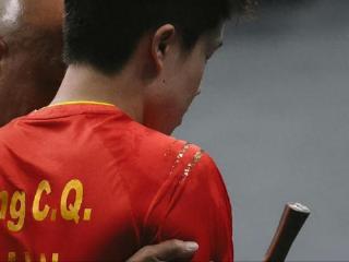 追查到底，王楚钦球拍开胶3488号记者同伙疑现身，巴黎奥运曾闯祸