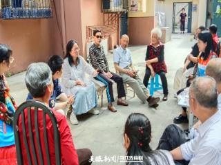云岩区盐务街街道盐吉社区邀请辖区退休干部参加“解锁老人陪伴艺术之深情注视”活动
