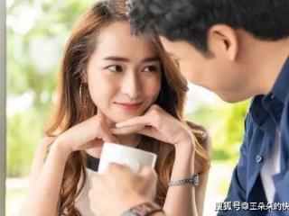 女人彻底爱上了你，才会流露出这4个自然表现，占一个都是真爱！