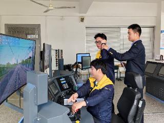 一技在手筑匠心，一生无忧向未来！南铁院2025职业教育活动周绘就人才培养新图景