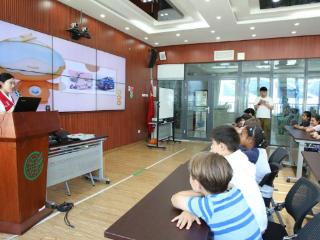 电力“红马甲”走进芳草地国际学校开展电力爱心教室活动