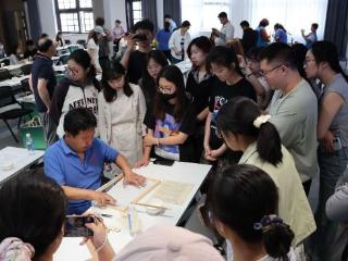 北京：古籍修复“绽放”在青春指尖