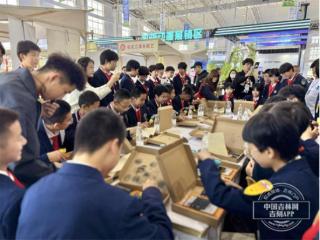 书博会活字印刷体验受热捧 千年技艺在少年指尖“活”起来