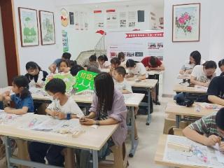 星辰南社区开展高空抛物宣传暨玻璃画灯制作活动