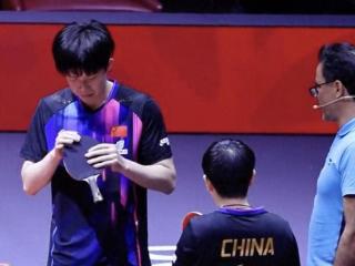 真相大白，曝世乒赛现场监控：装王楚钦球拍的牛皮袋太小，拱坏了