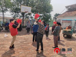 【民生实事进行时】德州天衢新区赵虎镇开展“指尖悠悠晃 手绢舞飞扬”表演活动