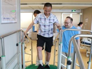 脑机接口大突破！中国61岁完全截瘫男子站起来了