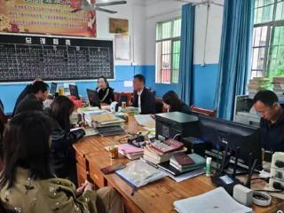 鄱阳县凰岗镇中心学校领导莅临柏树小学开展推门听课及指导督查大课间操活动