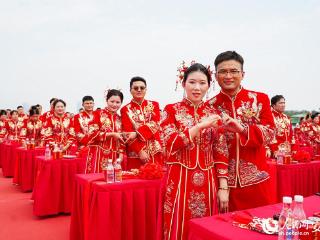 302对新人喜结连理 传统婚仪筑就企业风尚