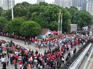 贵州民族团结大巡游｜贵阳街头变身“民族文化大秀场”：一场巡游何以让全民“破防”？