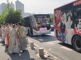 茅箭区举办520户外集体婚礼，20对新人上演“中式浪漫”