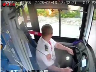路边绿化带着火 胶州3206路驾驶员李福进两次往返“火”速救援