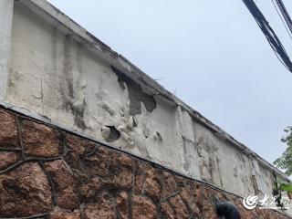 大众网快快帮|路过注意！市南区一墙体“脱皮”无人管？八大关街道：产权不在街道！已设置提示牌