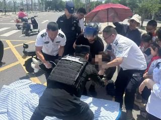 老人骑车摔倒 警辅联手施救