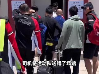 王楚钦四人球拍送检全过程曝光，主裁判故意按压球拍，意味不明