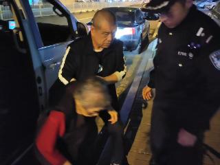 巡逻偶遇走失老人 民警暖心助其归家
