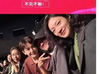 中戏同学聚会，沈佳妮素颜，文章表情搞怪，在台上有些驼背不自信