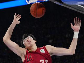 多位博主向周琦致敬：攻防两端全力以赴 你才该是FMVP 燃尽一战